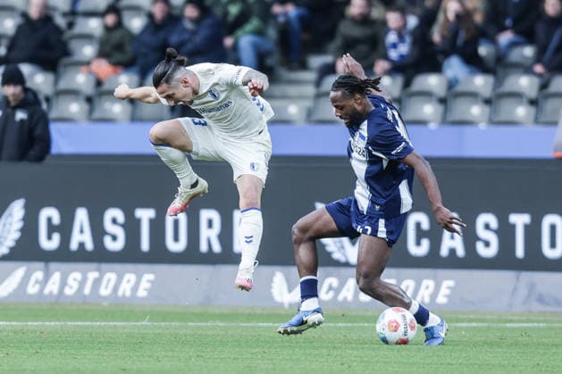 Fussball, 2. Bundesliga Saison 2025 2026 15. Spieltag Hertha BSC Berlin - 1.FC Magdeburg 07.12.2025, Olympiastadion Berlin Baris Atik (1.FC Magdeburg, 23) Deyovaisio Evan Zeefuik (Hertha BSC Berlin, 42) Berlin Olympiastadion Berlin Berlin Deutschland