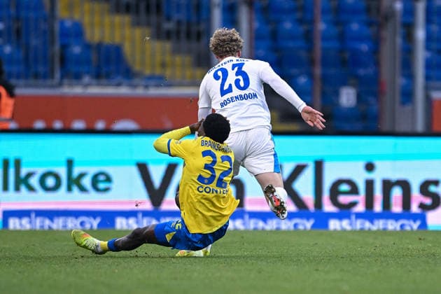 07.12.2025, Fussball, 2. Bundesliga, 15. Spieltag Saison 2025 2026, Eintracht Braunschweig - Holstein Kiel, Joe Christian Conteh (Eintracht Braunschweig) , Lasse Rosenboom (Holstein Kiel), Anschließend muss Lasse Rosenboom (Holstein Kiel) vom Platz, xRHR-FOTO TKx