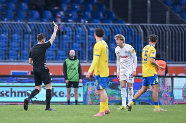07.12.2025, Fussball, 2. Bundesliga, 15. Spieltag Saison 2025 2026, Eintracht Braunschweig - Holstein Kiel, Gelb-Rote Karte für Lasse Rosenboom (Holstein Kiel) xRHR-FOTO TKx