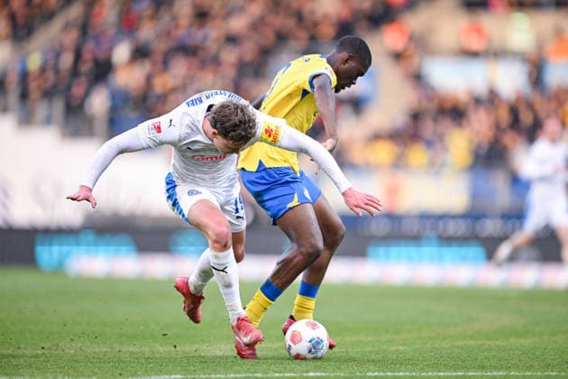 07.12.2025, Fussball, 2. Bundesliga, 15. Spieltag Saison 2025 2026, Eintracht Braunschweig - Holstein Kiel, Phil Harres (Holstein Kiel), Patrick Nkoa (Eintracht Braunschweig) xRHR-FOTO TKx