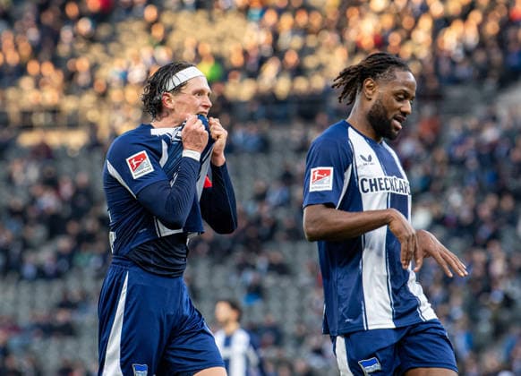 Fussball, Herren, Saison 2025 2026, 2. Bundesliga (15. Spieltag), Hertha BSC - 1. FC Magdeburg, v.l. Fabian Reese (Hertha BSC), Deyovaisio Zeefuik (Hertha BSC), 07.12. 2025,