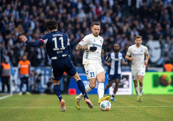 Fussball, Herren, Saison 2025 2026, 2. Bundesliga (15. Spieltag), Hertha BSC - 1. FC Magdeburg, v.l. Fabian Reese (Hertha BSC), Falko Michel (Magdeburg), 07.12. 2025,