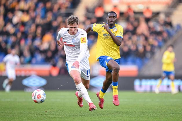 07.12.2025, Fussball, 2. Bundesliga, 15. Spieltag Saison 2025 2026, Eintracht Braunschweig - Holstein Kiel, Phil Harres (Holstein Kiel), Patrick Nkoa (Eintracht Braunschweig) xRHR-FOTO TKx