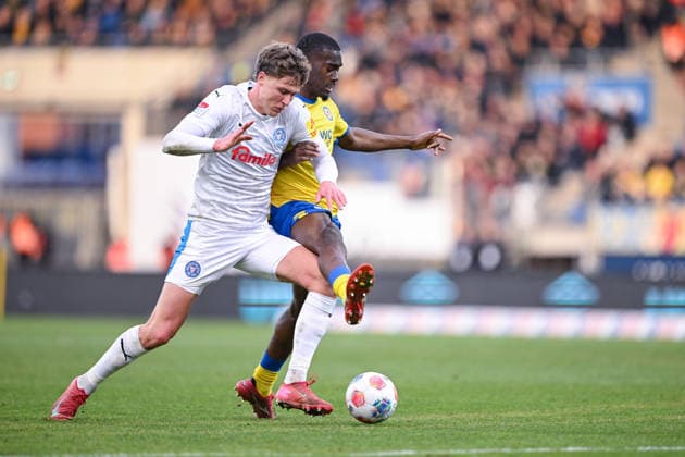 07.12.2025, Fussball, 2. Bundesliga, 15. Spieltag Saison 2025 2026, Eintracht Braunschweig - Holstein Kiel, Phil Harres (Holstein Kiel), Patrick Nkoa (Eintracht Braunschweig) xRHR-FOTO TKx