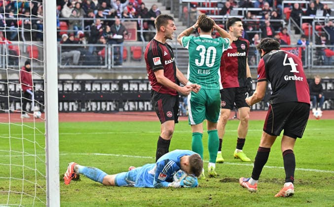 07.12.2025 - Fussball - Saison 2025 2026 - 2. Fussball - Bundesliga - 15. Spieltag: 1. FC Nürnberg FCN ( Club ) - SpVgg Greuther Fürth ( Kleeblatt ) Derby Frankenderby - Sportfoto Zink MeZi - xmexzix - DFL regulations prohibit any use of photographs as image sequences and or quasi-video - only for editorial use - Robin Knoche (31, 1. FC Nürnberg FCN ) Fabio Gruber (4, 1. FC Nürnberg FCN ) ballt Faust Fäuste - Jan Reichert (1, 1. FC Nürnberg FCN ) vor Felix Klaus (30, SpVgg Greuther Fürth )