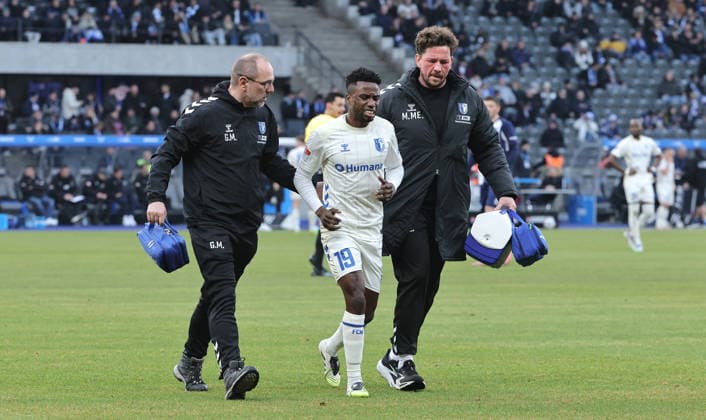 Lubambo Musonda geht angeschlagen verletzt vom Platz Verletzung Fußball Fussball DFL 2. Bundesliga Herren 15. Spieltag Saison 2025 2026 07.12.2025 Hertha BSC Berlin vs. 1.FC Magdeburg FCM DFL regulations prohibit any use of photographs as image sequences and or quasi-video