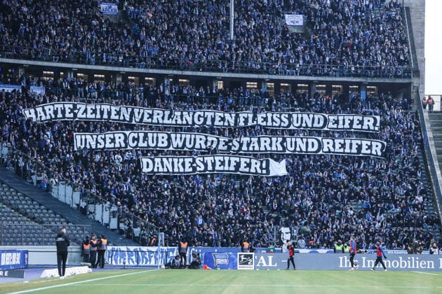 Fussball, 2. Bundesliga Saison 2025 2026 15. Spieltag Hertha BSC Berlin - 1.FC Magdeburg 07.12.2025, Olympiastadion Berlin Fans 1.FC Magdeburg mit einem Spruchband mit der Aufschrift Harte Zeiten verlangten Fleiss und Eifer. Unser Club wurde Stark und Reifer Danke Steifer! Berlin Olympiastadion Berlin Berlin Deutschland