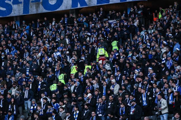 Fussball, 2. Bundesliga Saison 2025 2026 15. Spieltag Hertha BSC Berlin - 1.FC Magdeburg 07.12.2025, Olympiastadion Berlin Ein Fan wurde während dem Spiel medizinisch versorgt, die Fans beider Fanlager stellen den Support ein Berlin Olympiastadion Berlin Berlin Deutschland