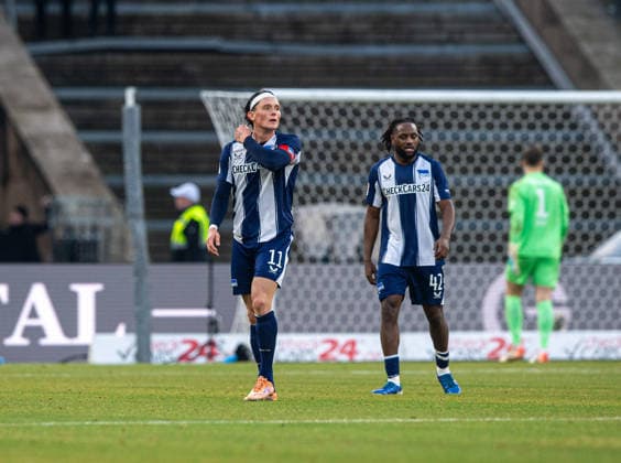 Fussball, Herren, Saison 2025 2026, 2. Bundesliga (15. Spieltag), Hertha BSC - 1. FC Magdeburg, v.l. Fabian Reese (Hertha BSC), Deyovaisio Zeefuik (Hertha BSC), Enttäuschung nach Gegentor zum 0:1, 07.12. 2025,