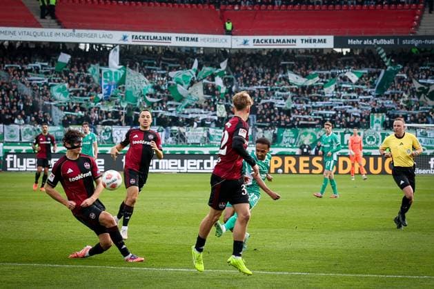Julian Green 37 (Spvgg Greuther Fuerth) mit einem Schuss aufs Tor, mit Fabio Gruber 4 (1FC Nuernberg) und Tim Janisch 32 (1FC Nuernberg), 1. FC Nuernberg vs. Spvgg Greuther Fuerth, Fussball, 2. Bundesliga, DFL, Saison 2025 2026, Hinrunde, 15. Spieltag, 07.12.2025 DFB regulations prohibit any use of photographs as image sequences and or quasi-video Nuernberg Bayern Deutschland