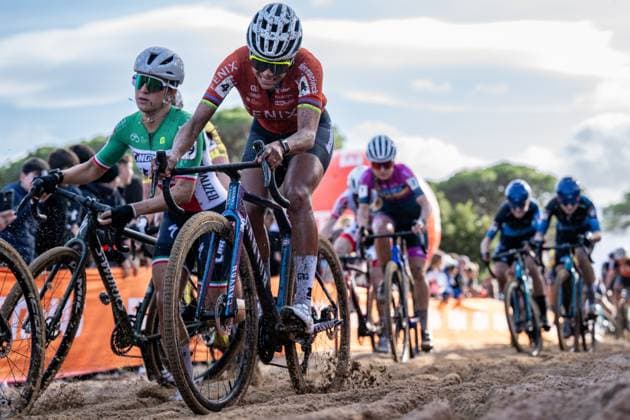 Dutch Ceylin Del Carmen Alvarado pictured in action during the women s elite race of the Cyclocross World Cup, in Terralba, Sardinia, Italy, Sunday 07 December 2025, stage 3 (out of 12) in the World Cup of the 2026-2027 season. DAVIDxPINTENS  x147185464x