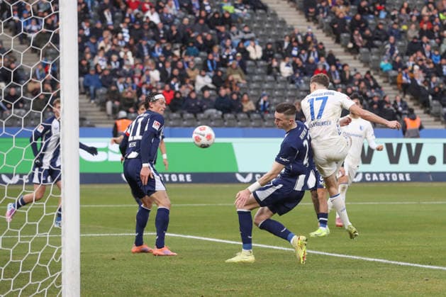 07.12.2025, xtgx, Fussball 2. Bundesliga, Hertha BSC Berlin - 1. FC Magdeburg emspor, v.l. Alexander Nollenberger (Magdeburg, 17) schiesst Tor, schießt, Torschuetze, erzielt Tor, Treffer, scores the goal 0:1 (DFL DFB REGULATIONS PROHIBIT ANY USE OF PHOTOGRAPHS as IMAGE SEQUENCES and or QUASI-VIDEO) Berlin