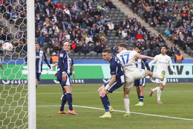 07.12.2025, xtgx, Fussball 2. Bundesliga, Hertha BSC Berlin - 1. FC Magdeburg emspor, v.l. Alexander Nollenberger (Magdeburg, 17) schiesst Tor, schießt, Torschuetze, erzielt Tor, Treffer, scores the goal 0:1 (DFL DFB REGULATIONS PROHIBIT ANY USE OF PHOTOGRAPHS as IMAGE SEQUENCES and or QUASI-VIDEO) Berlin