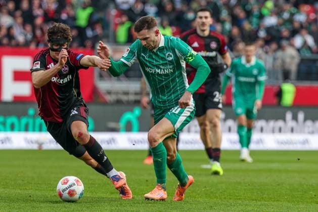 Fabio Gruber 4 (1FC Nuernberg) im Duell mit Branimir Hrgota 10 (Spvgg Greuther Fuerth), 1. FC Nuernberg vs. Spvgg Greuther Fuerth, Fussball, 2. Bundesliga, DFL, Saison 2025 2026, Hinrunde, 15. Spieltag, 07.12.2025 DFB regulations prohibit any use of photographs as image sequences and or quasi-video Nuernberg Bayern Deutschland