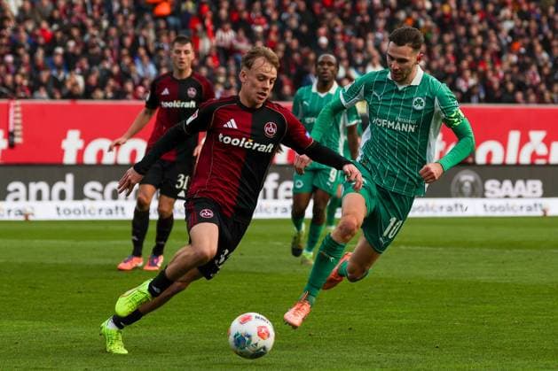 Tim Janisch 32 (1FC Nuernberg) im Duell mit Branimir Hrgota 10 (Spvgg Greuther Fuerth), 1. FC Nuernberg vs. Spvgg Greuther Fuerth, Fussball, 2. Bundesliga, DFL, Saison 2025 2026, Hinrunde, 15. Spieltag, 07.12.2025 DFB regulations prohibit any use of photographs as image sequences and or quasi-video Nuernberg Bayern Deutschland