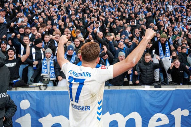 Alexander Nollenberger (1. FC Magdeburg, 17), jubelt mit Fans, GER, Hertha BSC vs. ,1. FC Magdeburg, 2. Bundesliga, Saison 2025 2026, 15. Spieltag, 07.12.2025 (DFL REGULATIONS PROHIBIT ANY USE OF PHOTOGRAPHS AS IMAGE SEQUENCES AND OR QUASI - VIDEO). GER, Hertha BSC vs. ,1. FC Magdeburg, 2. Bundesliga, Saison 2025 2026, 15. Spieltag, 07.12.2025 Berlin