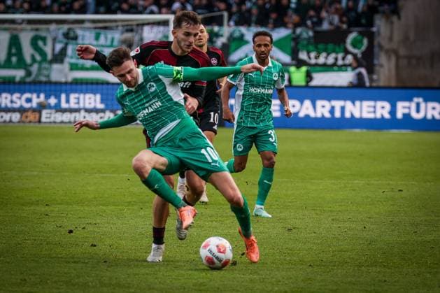 Branimir Hrgota 10 (Spvgg Greuther Fuerth) in Aktion mit Adam Markhiyev 6 (1FC Nuernberg), 1. FC Nuernberg vs. Spvgg Greuther Fuerth, Fussball, 2. Bundesliga, DFL, Saison 2025 2026, Hinrunde, 15. Spieltag, 07.12.2025 DFB regulations prohibit any use of photographs as image sequences and or quasi-video Nuernberg Bayern Deutschland