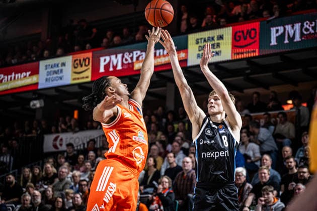 1. Basketball Bundesliga, easyCredit BBL, Saison 2025 2026, Herren, Hauptrunde, 9. Spieltag, 07.12.2025, RASTA Vechta - Veolia Hamburg Towers Jared Grey ( 8 - Veolia Towers Hamburg) beim Jumpshot Vechta RASTA Dome Niedersachsen Deutschland *** 1 Basketball Bundesliga, easyCredit BBL, Season 2025 2026, Men, Main Round, 9 Matchday, 07 12 2025, RASTA Vechta Veolia Hamburg Towers Jared Grey 8 Veolia Towers Hamburg at Jumpshot Vechta RASTA Dome Lower Saxony Germany