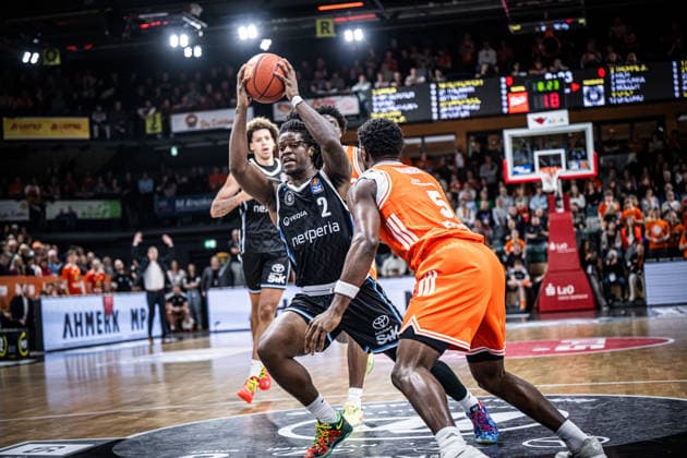 1. Basketball Bundesliga, easyCredit BBL, Saison 2025 2026, Herren, Hauptrunde, 9. Spieltag, 07.12.2025, RASTA Vechta - Veolia Hamburg Towers Leonard Thorpe Jr ( 2 - Veolia Towers Hamburg) in Aktion Vechta RASTA Dome Niedersachsen Deutschland