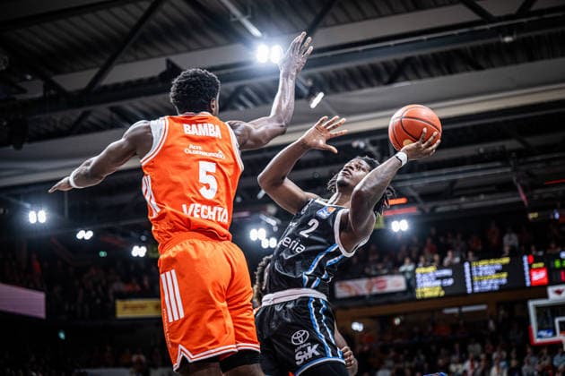 1. Basketball Bundesliga, easyCredit BBL, Saison 2025 2026, Herren, Hauptrunde, 9. Spieltag, 07.12.2025, RASTA Vechta - Veolia Hamburg Towers Leonard Thorpe Jr ( 2 - Veolia Towers Hamburg) beim Korbleger Vechta RASTA Dome Niedersachsen Deutschland