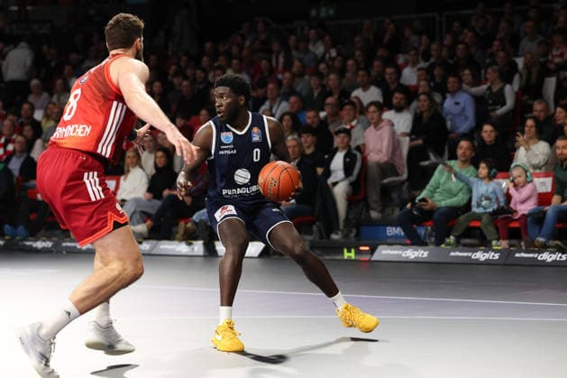Khyri Thomas (SYNTAINICS MBC, 00) mit Leon Kratzer (FC Bayern Basketball, 08), GER, FC Bayern Basketball vs. SYNTAINICS MBC, Basketball, easycredit Basketball Bundesliga, 9. Spieltag, Saison 2025 2026, 07.12.2025, GER, FC Bayern Basketball vs. SYNTAINICS MBC, Basketball, easycredit Basketball Bundesliga, 9. Spieltag, Saison 2025 2026, 07.12.2025 Muenchen Copyright: xEibner-Pressefoto JennixMaulx EP_JML
