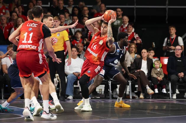 Stefan Jovic (FC Bayern Basketball, 16) mit Ball mit Jure Planinic (SYNTAINICS MBC, 44) und Khyri Thomas (SYNTAINICS MBC, 00), mit Vladimir Lucic (FC Bayern Basketball, 11), GER, FC Bayern Basketball vs. SYNTAINICS MBC, Basketball, easycredit Basketball Bundesliga, 9. Spieltag, Saison 2025 2026, 07.12.2025, GER, FC Bayern Basketball vs. SYNTAINICS MBC, Basketball, easycredit Basketball Bundesliga, 9. Spieltag, Saison 2025 2026, 07.12.2025 Muenchen Copyright: xEibner-Pressefoto JennixMaulx EP_JML