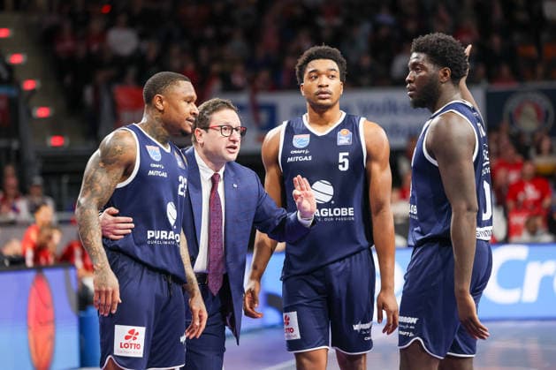 Marco Ramondino (SYNTAINICS MBC, Chef-Trainer) im Gespraech mit Charles Callison (SYNTAINICS MBC, 23) und Marcus Foster (SYNTAINICS MBC, 05), mit Khyri Thomas (SYNTAINICS MBC, 00), GER, FC Bayern Basketball vs. SYNTAINICS MBC, Basketball, easycredit Basketball Bundesliga, 9. Spieltag, Saison 2025 2026, 07.12.2025, GER, FC Bayern Basketball vs. SYNTAINICS MBC, Basketball, easycredit Basketball Bundesliga, 9. Spieltag, Saison 2025 2026, 07.12.2025 Muenchen Copyright: xEibner-Pressefoto JennixMaulx EP_JML