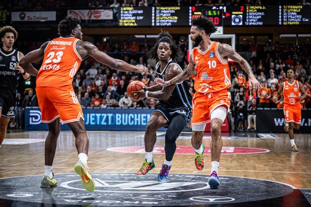 1. Basketball Bundesliga, easyCredit BBL, Saison 2025 2026, Herren, Hauptrunde, 9. Spieltag, 07.12.2025, RASTA Vechta - Veolia Hamburg Towers Leonard Thorpe Jr ( 2 - Veolia Towers Hamburg) in Aktion Vechta RASTA Dome Niedersachsen Deutschland