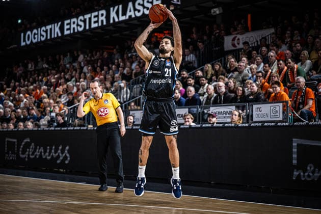 1. Basketball Bundesliga, easyCredit BBL, Saison 2025 2026, Herren, Hauptrunde, 9. Spieltag, 07.12.2025, RASTA Vechta - Veolia Hamburg Towers Devon Daniels ( 21 - Veolia Towers Hamburg) beim Jumpshot Vechta RASTA Dome Niedersachsen Deutschland
