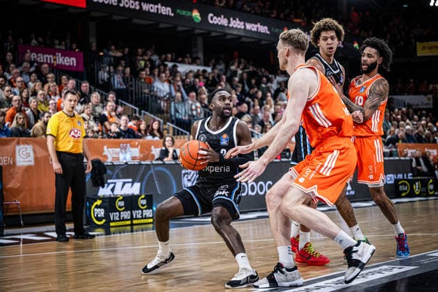 1. Basketball Bundesliga, easyCredit BBL, Saison 2025 2026, Herren, Hauptrunde, 9. Spieltag, 07.12.2025, RASTA Vechta - Veolia Hamburg Towers Osaro Rich Igbineweka ( 3 - Veolia Towers Hamburg) in Aktion Vechta RASTA Dome Niedersachsen Deutschland