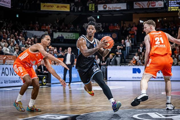 1. Basketball Bundesliga, easyCredit BBL, Saison 2025 2026, Herren, Hauptrunde, 9. Spieltag, 07.12.2025, RASTA Vechta - Veolia Hamburg Towers Leonard Thorpe Jr ( 2 - Veolia Towers Hamburg) in Aktion Vechta RASTA Dome Niedersachsen Deutschland