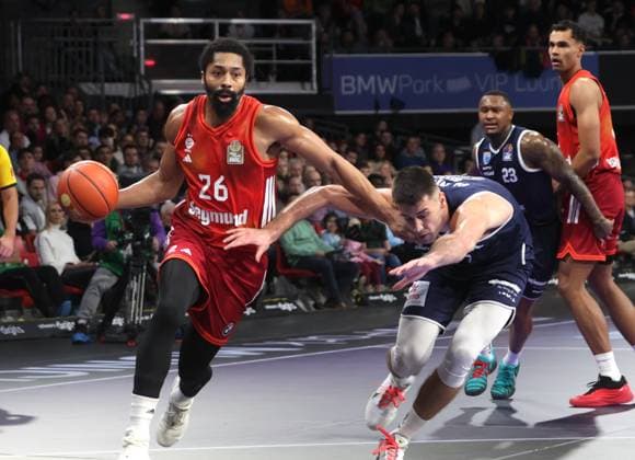 Bayerns 26 Spencer DINWIDDIE vs Weissenfels 44 PLANICIC. Basketball: Bayern - Weissenfels. Bundesliga, FC Bayern Basketball - SYNTAINICS MBC, 9.Spieltag, Saison 2025-2026, 7.12.2025, in Muenchen, B M W P A R K, Deutschland. Quelle Copyright Credit : Oryk HAIST