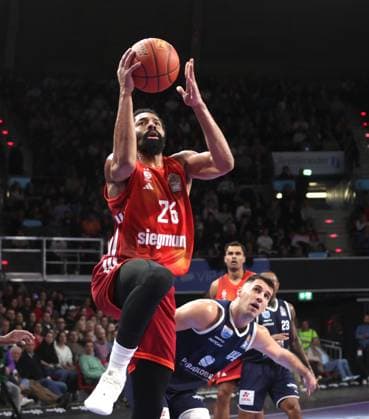 Bayerns 26 Spencer DINWIDDIE ueber Weissenfels 44 PLANICIC. Basketball: Bayern - Weissenfels. Bundesliga, FC Bayern Basketball - SYNTAINICS MBC, 9.Spieltag, Saison 2025-2026, 7.12.2025, in Muenchen, B M W P A R K, Deutschland. Quelle Copyright Credit : Oryk HAIST