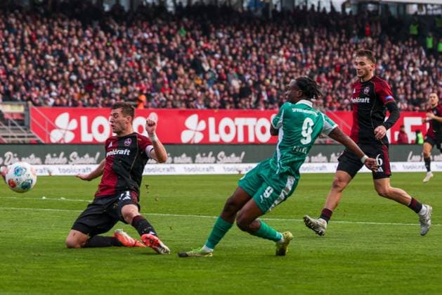Noel Futkeu 9 (Spvgg Greuther Fuerth) schiessst aufs Tor, mit Robin Knoche 31 (1FC Nuernberg) und Adam Markhiyev 6 (1FC Nuernberg), 1. FC Nuernberg vs. Spvgg Greuther Fuerth, Fussball, 2. Bundesliga, DFL, Saison 2025 2026, Hinrunde, 15. Spieltag, 07.12.2025 DFB regulations prohibit any use of photographs as image sequences and or quasi-video Nuernberg Bayern Deutschland