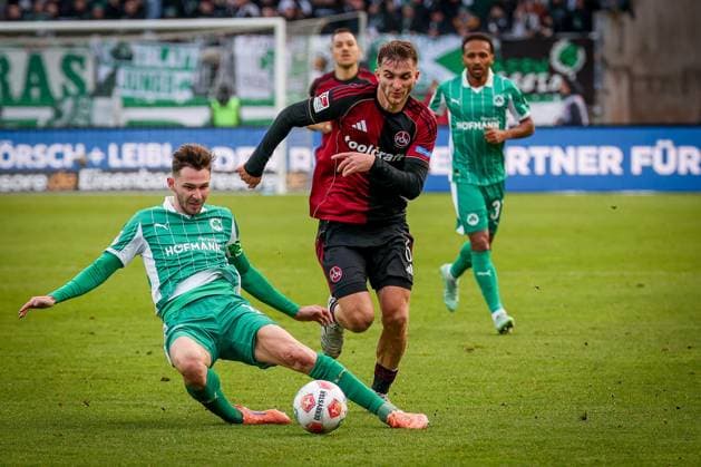 Branimir Hrgota 10 (Spvgg Greuther Fuerth) in Aktion mit Adam Markhiyev 6 (1FC Nuernberg), 1. FC Nuernberg vs. Spvgg Greuther Fuerth, Fussball, 2. Bundesliga, DFL, Saison 2025 2026, Hinrunde, 15. Spieltag, 07.12.2025 DFB regulations prohibit any use of photographs as image sequences and or quasi-video Nuernberg Bayern Deutschland