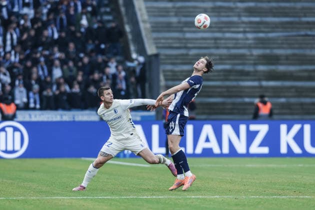Fussball, 2. Bundesliga Saison 2025 2026 15. Spieltag Hertha BSC Berlin - 1.FC Magdeburg 07.12.2025, Olympiastadion Berlin Mateusz Zukowski (1.FC Magdeburg, 22) Linus Jasper Gechter (Hertha BSC Berlin, 44) Zweikampf Berlin Olympiastadion Berlin Berlin Deutschland