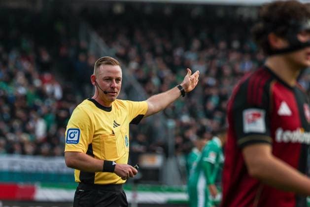 Referee Schiedsrichter Lars Erbst gibt Anweisungen, 1. FC Nuernberg vs. Spvgg Greuther Fuerth, Fussball, 2. Bundesliga, DFL, Saison 2025 2026, Hinrunde, 15. Spieltag, 07.12.2025 DFB regulations prohibit any use of photographs as image sequences and or quasi-video Nuernberg Bayern Deutschland