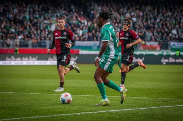 Noel Futkeu 9 (Spvgg Greuther Fuerth) in Aktion, gegen Adam Markhiyev 6 (1FC Nuernberg), 1. FC Nuernberg vs. Spvgg Greuther Fuerth, Fussball, 2. Bundesliga, DFL, Saison 2025 2026, Hinrunde, 15. Spieltag, 07.12.2025 DFB regulations prohibit any use of photographs as image sequences and or quasi-video Nuernberg Bayern Deutschland