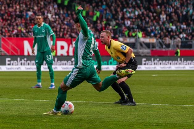 Aaron Keller 16 (Spvgg Greuther Fuerth) mit einem Schuss, mit Referee Schiedsrichter Lars Erbst, 1. FC Nuernberg vs. Spvgg Greuther Fuerth, Fussball, 2. Bundesliga, DFL, Saison 2025 2026, Hinrunde, 15. Spieltag, 07.12.2025 DFB regulations prohibit any use of photographs as image sequences and or quasi-video Nuernberg Bayern Deutschland