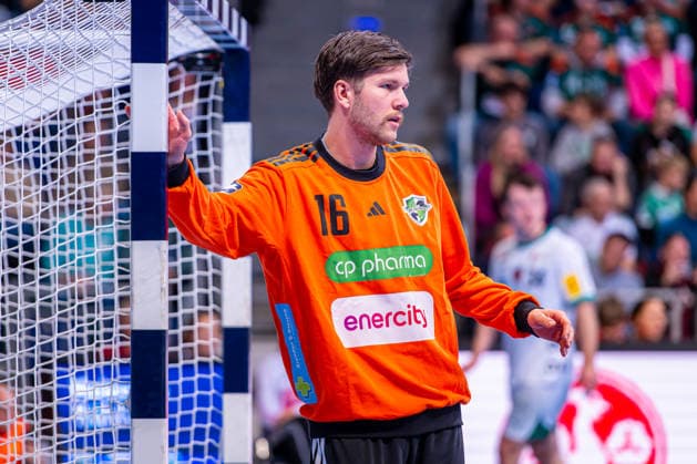 Simon Gade (TSV Hannover-Burgdorf, Nr. 16) (v.l.), TSV Hannover-Burgdorf (grün) gegen Füchse Berlin (weiß) am 15. Spieltag der Saison 2025 2026 in der DAIKIN Handball-Bundesliga (07.12.2025, ZAG Arena (Hannover, GER), Copyright: xJanxGuentherx xTSVxHannover-Burgdorfx
