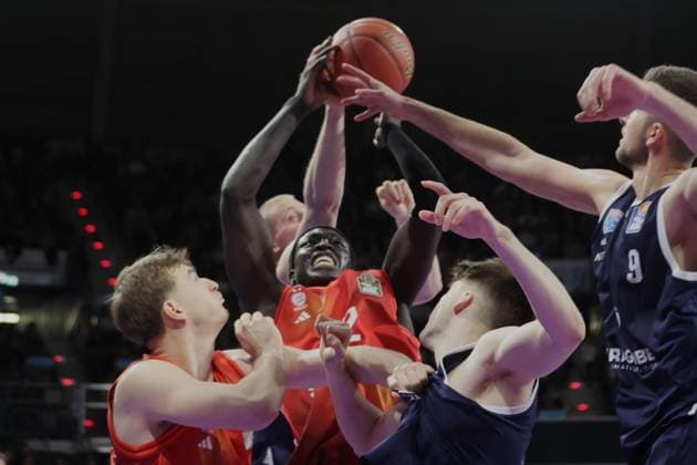 In Bedraengnis . . . Bayerns 32 Wenyen GABRIEL. Basketball: Bayern - Weissenfels. Bundesliga, FC Bayern Basketball - SYNTAINICS MBC, 9.Spieltag, Saison 2025-2026, 7.12.2025, in Muenchen, B M W P A R K, Deutschland. Quelle Copyright Credit : Oryk HAIST