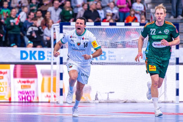 Aitor Arino (Füchse Berlin, Nr. 14) (v.l.), TSV Hannover-Burgdorf (grün) gegen Füchse Berlin (weiß) am 15. Spieltag der Saison 2025 2026 in der DAIKIN Handball-Bundesliga (07.12.2025, ZAG Arena (Hannover, GER), Copyright: xJanxGuentherx xTSVxHannover-Burgdorfx