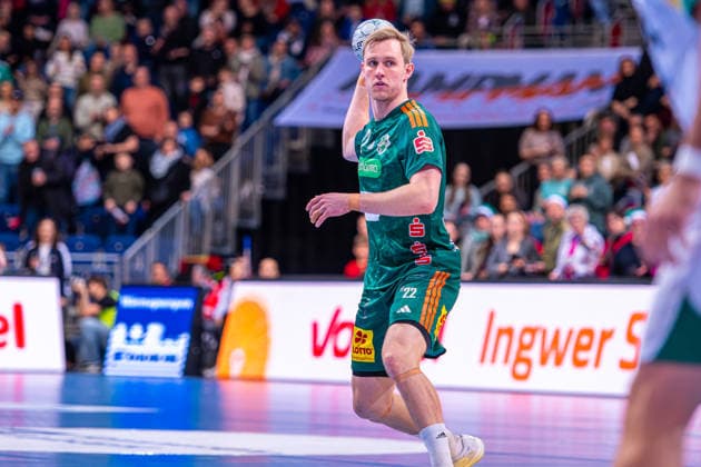 Marian Michalczik (TSV Hannover-Burgdorf, Nr. 22) (v.l.), TSV Hannover-Burgdorf (grün) gegen Füchse Berlin (weiß) am 15. Spieltag der Saison 2025 2026 in der DAIKIN Handball-Bundesliga (07.12.2025, ZAG Arena (Hannover, GER), Copyright: xJanxGuentherx xTSVxHannover-Burgdorfx