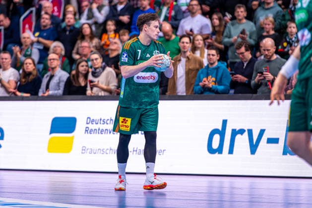Leif Tissier (TSV Hannover-Burgdorf, Nr. 7) (v.l.), TSV Hannover-Burgdorf (grün) gegen Füchse Berlin (weiß) am 15. Spieltag der Saison 2025 2026 in der DAIKIN Handball-Bundesliga (07.12.2025, ZAG Arena (Hannover, GER), Copyright: xJanxGuentherx xTSVxHannover-Burgdorfx