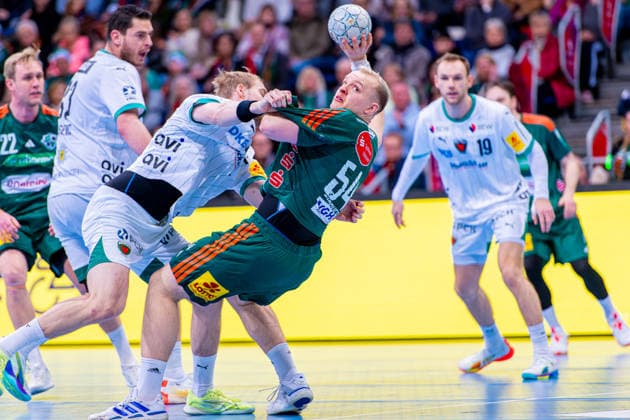 Justus Fischer (TSV Hannover-Burgdorf, Nr. 54) (v.l.), TSV Hannover-Burgdorf (grün) gegen Füchse Berlin (weiß) am 15. Spieltag der Saison 2025 2026 in der DAIKIN Handball-Bundesliga (07.12.2025, ZAG Arena (Hannover, GER), Copyright: xJanxGuentherx xTSVxHannover-Burgdorfx