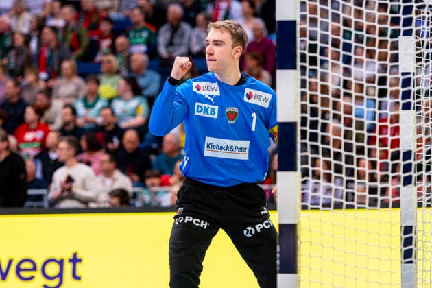 Lasse Ludwig (Füchse Berlin, Nr. 1) (v.l.), TSV Hannover-Burgdorf (grün) gegen Füchse Berlin (weiß) am 15. Spieltag der Saison 2025 2026 in der DAIKIN Handball-Bundesliga (07.12.2025, ZAG Arena (Hannover, GER), Copyright: xJanxGuentherx xTSVxHannover-Burgdorfx