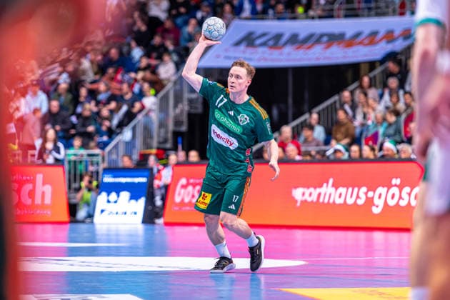 August Pedersen (TSV Hannover-Burgdorf, Nr. 17) (v.l.), TSV Hannover-Burgdorf (grün) gegen Füchse Berlin (weiß) am 15. Spieltag der Saison 2025 2026 in der DAIKIN Handball-Bundesliga (07.12.2025, ZAG Arena (Hannover, GER), Copyright: xJanxGuentherx xTSVxHannover-Burgdorfx