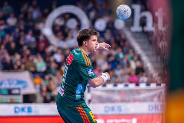 Renars Uscins (TSV Hannover-Burgdorf, Nr. 10) (v.l.), TSV Hannover-Burgdorf (grün) gegen Füchse Berlin (weiß) am 15. Spieltag der Saison 2025 2026 in der DAIKIN Handball-Bundesliga (07.12.2025, ZAG Arena (Hannover, GER), Copyright: xJanxGuentherx xTSVxHannover-Burgdorfx