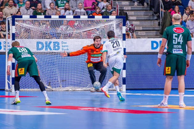 Simon Gade (TSV Hannover-Burgdorf, Nr. 16) Tim Freihöfer (Füchse Berlin, Nr. 20) (v.l.), TSV Hannover-Burgdorf (grün) gegen Füchse Berlin (weiß) am 15. Spieltag der Saison 2025 2026 in der DAIKIN Handball-Bundesliga (07.12.2025, ZAG Arena (Hannover, GER), Copyright: xJanxGuentherx xTSVxHannover-Burgdorfx