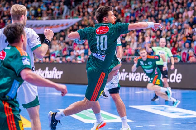 Renars Uscins (TSV Hannover-Burgdorf, Nr. 10) (v.l.), TSV Hannover-Burgdorf (grün) gegen Füchse Berlin (weiß) am 15. Spieltag der Saison 2025 2026 in der DAIKIN Handball-Bundesliga (07.12.2025, ZAG Arena (Hannover, GER), Copyright: xJanxGuentherx xTSVxHannover-Burgdorfx